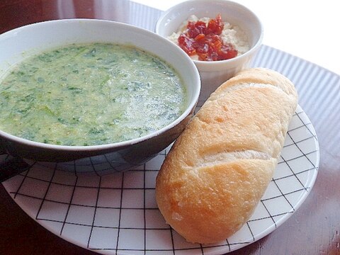 ポパイスープとプチパンとヨーグルトのワンプレート